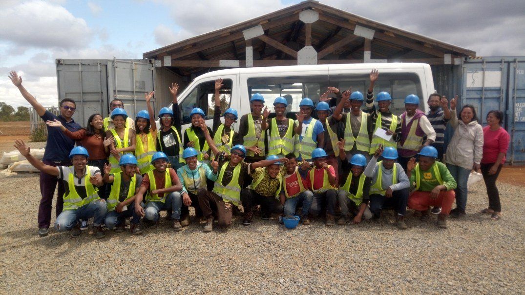 Équipe d'ingénieurs et de techniciens sur un chantier