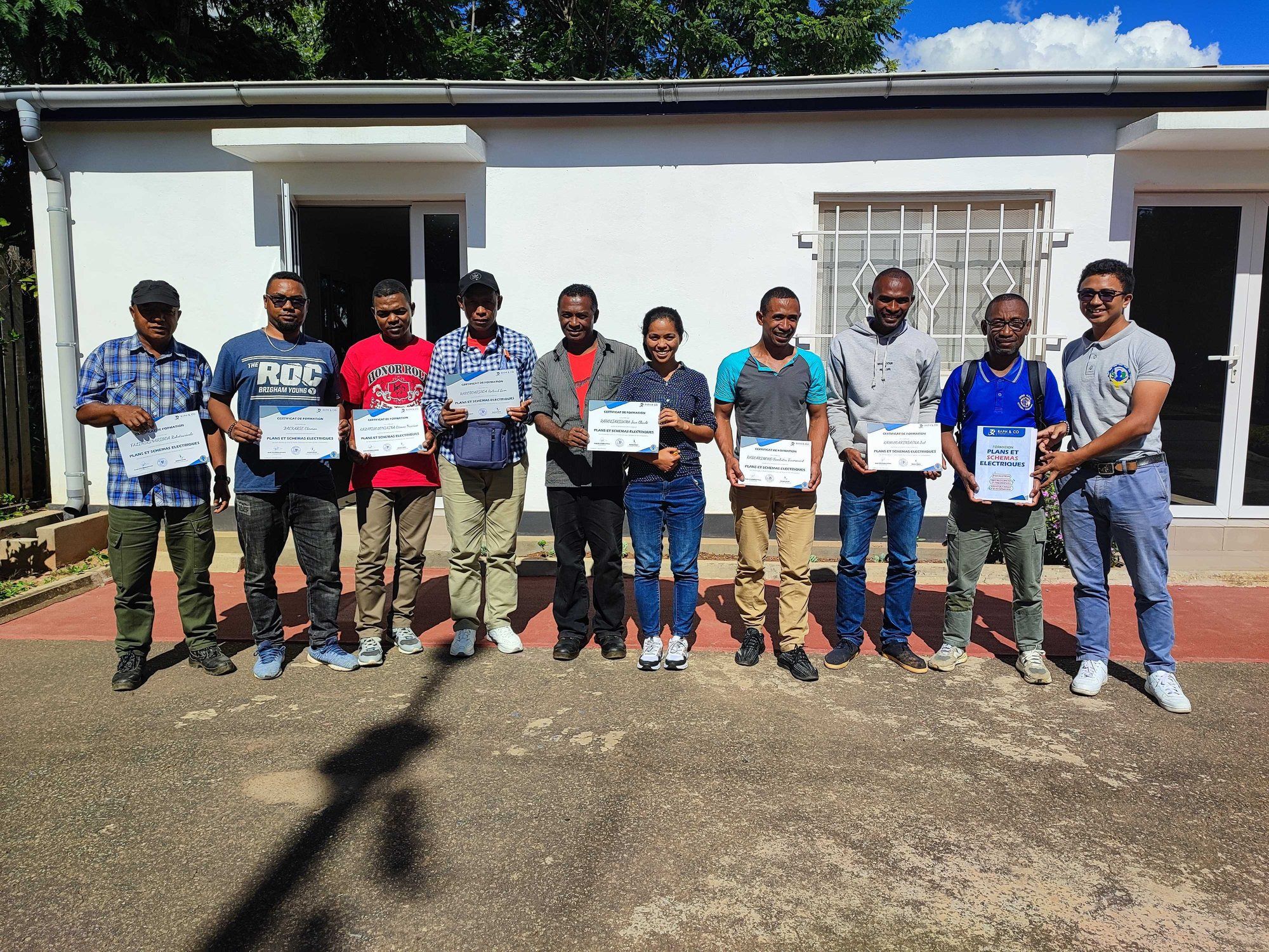 Groupe de stagiaires d'une formation technique avec leurs attestations