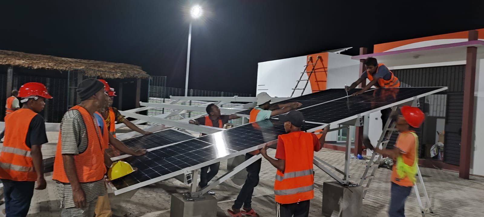 Équipe Raph Engineering posant des panneaux solaires sur leur structure